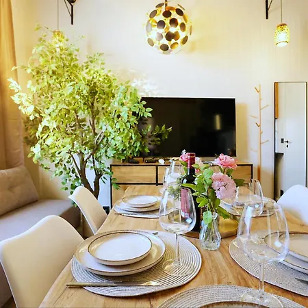 Cofy - Old Town, Quiet Area, Air-conditioning, Free Parking, 24-7 Express Check-in-out, Close To Parks, Everything Need For Living Апартаменти