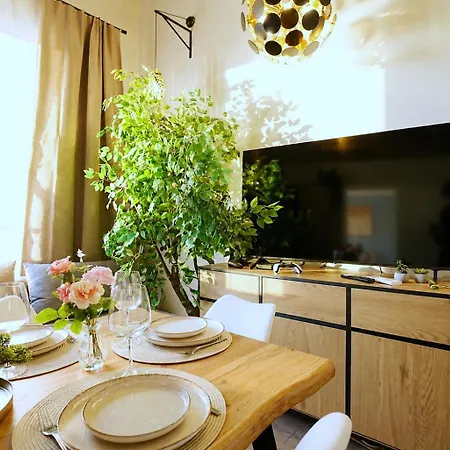 Cofy - Old Town, Quiet Area, Air-conditioning, Free Parking, 24-7 Express Check-in-out, Close To Parks, Everything Need For Living