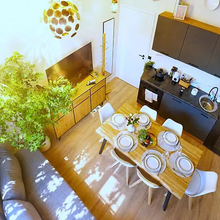 Апартаменти Cofy - Old Town, Quiet Area, Air-conditioning, Free Parking, 24-7 Express Check-in-out, Close To Parks, Everything Need For Living *
