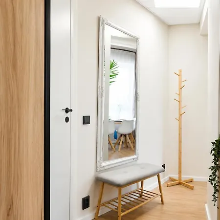 Cofy - Old Town, Quiet Area, Air-conditioning, Free Parking, 24-7 Check-in-out, Six Similar In Listing, One Optimal Up To 6 Person, Economy Max 8 Person Апартаменти