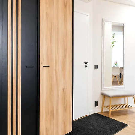 Cofy - Old Town, Quiet Area, Air-conditioning, Free Parking, 24-7 Check-in-out, Six Similar In Listing, One Optimal Up To 6 Person, Economy Max 8 Person *