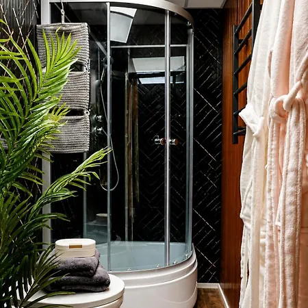 Апартаменти Cofy - Old Town, Quiet Area, Air-conditioning, Free Parking, 24-7 Check-in-out, Six Similar In Listing, One Optimal Up To 6 Person, Economy Max 8 Person Пярну