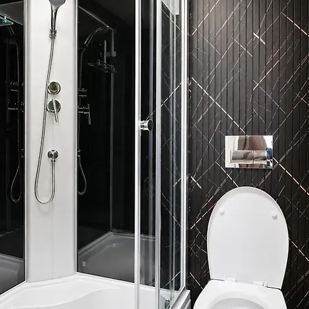 Апартаменти Cofy - Old Town, Quiet Area, Air-conditioning, Free Parking, 24-7 Check-in-out, Six Similar In Listing, One Optimal Up To 6 Person, Economy Max 8 Person
