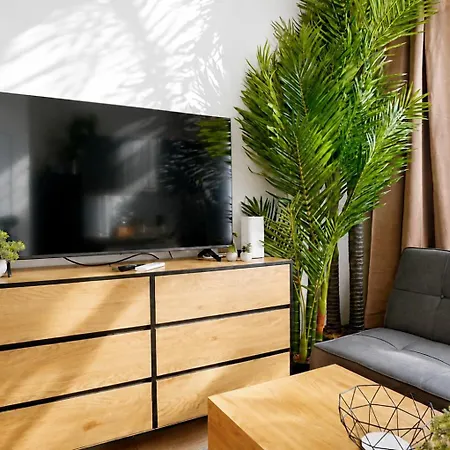 Cofy - Old Town, Quiet Area, Air-conditioning, Free Parking, 24-7 Check-in-out, Six Similar In Listing, One Optimal Up To 6 Person, Economy Max 8 Person