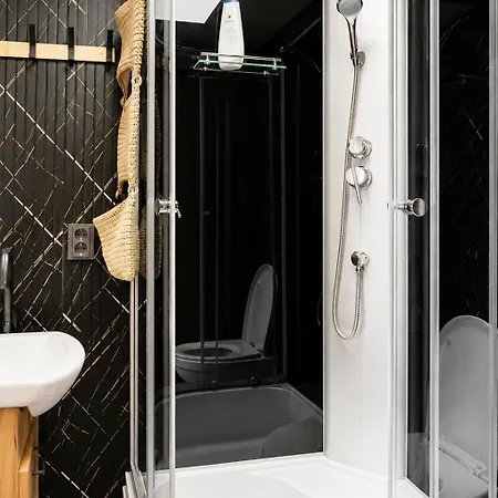 Cofy - Old Town, Quiet Area, Air-conditioning, Free Parking, 24-7 Check-in-out, Six Similar In Listing, One Optimal Up To 6 Person, Economy Max 8 Person Апартаменти