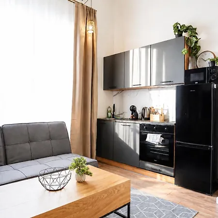 Cofy - Old Town, Quiet Area, Air-conditioning, Free Parking, 24-7 Check-in-out, Six Similar In Listing, One Optimal Up To 6 Person, Economy Max 8 Person