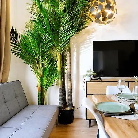 Cofy - Old Town, Quiet Area, Air-conditioning, Free Parking, 24-7 Check-in-out, Six Similar In Listing, One Optimal Up To 6 Person, Economy Max 8 Person Апартаменти
