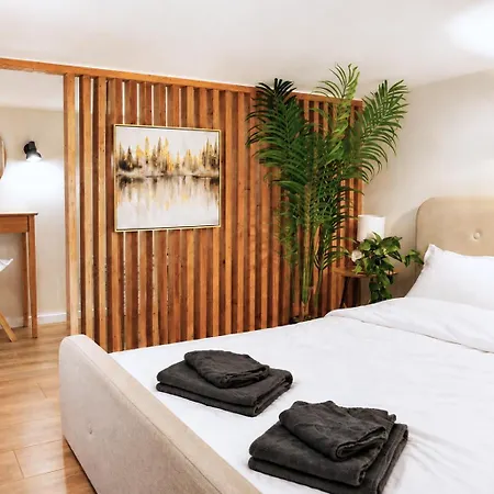 Cofy - Old Town, Quiet Area, Air-conditioning, Free Parking, 24-7 Check-in-out, Six Similar In Listing, One Optimal Up To 6 Person, Economy Max 8 Person Апартаменти