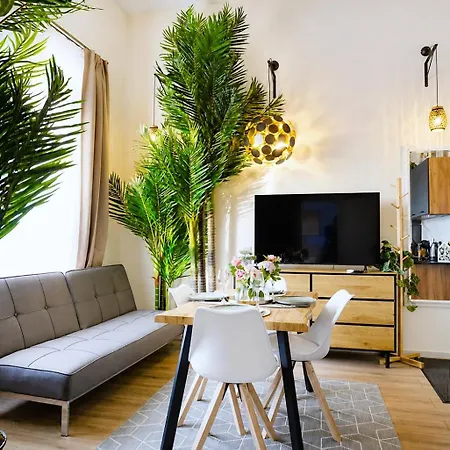 Cofy - Old Town, Quiet Area, Air-conditioning, Free Parking, 24-7 Check-in-out, Six Similar In Listing, One Optimal Up To 6 Person, Economy Max 8 Person Апартаменти *
