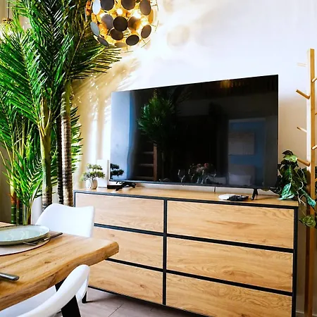 Cofy - Old Town, Quiet Area, Air-conditioning, Free Parking, 24-7 Check-in-out, Six Similar In Listing, One Optimal Up To 6 Person, Economy Max 8 Person Пярну